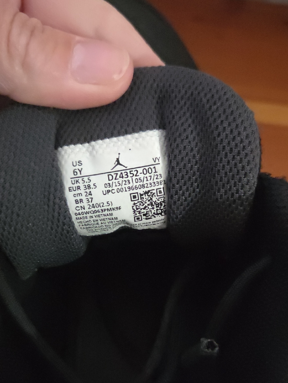Air Jordan Sneakers, Y 6 - Picture 4 of 4
